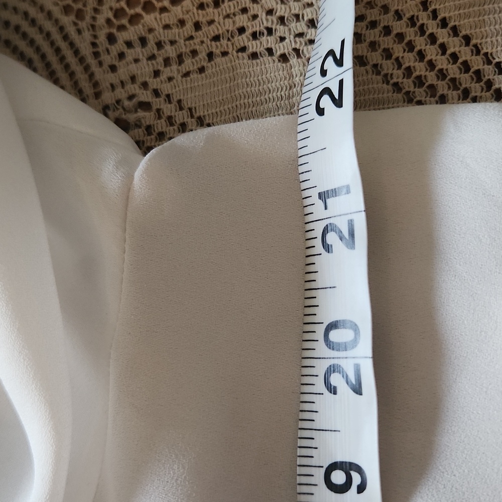 Simply Vera Wang, Excellent condition,  Women's Top,  Cream, ruffled sleeves, Lg - Picture 7 of 9